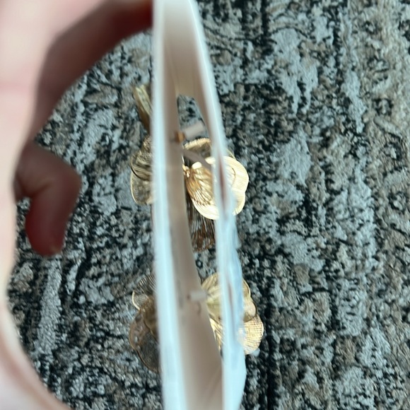 NWT: Zara flower drop earrings in gold - Picture 3 of 4